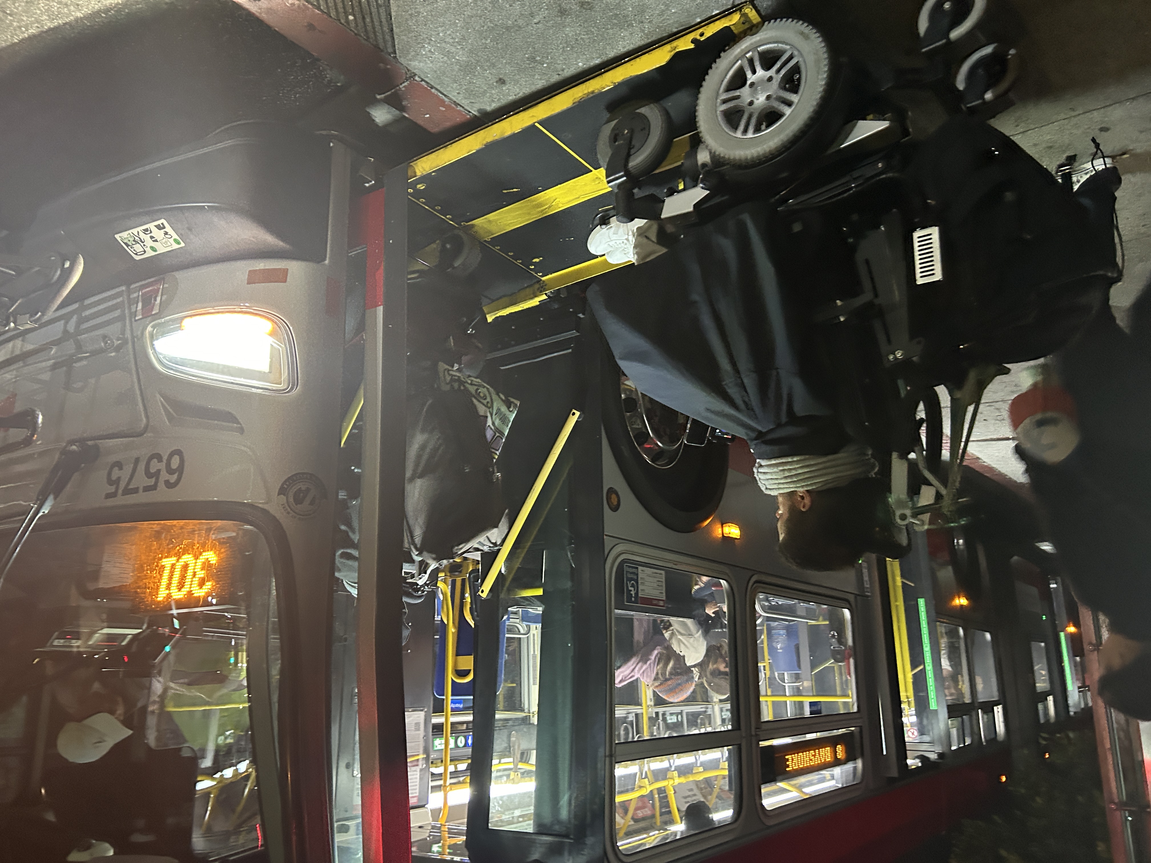 Rückfahrt per Bus, die Rampe wird vom Fahrer per Knopfdruck ausgefahren