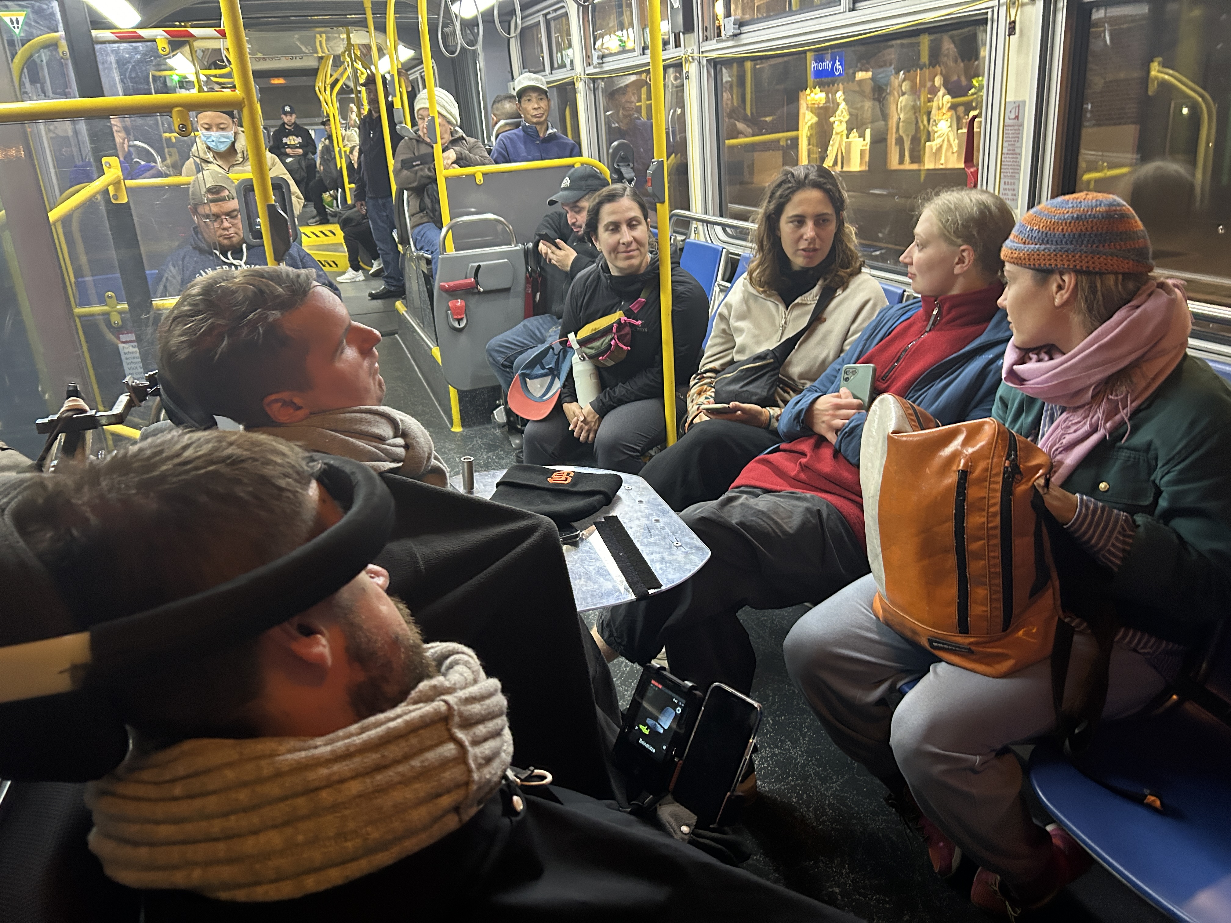 Im Bus selbst lassen sich die Sitze hochklappen, Gurten für die Rollstühle sind auch vorhanden