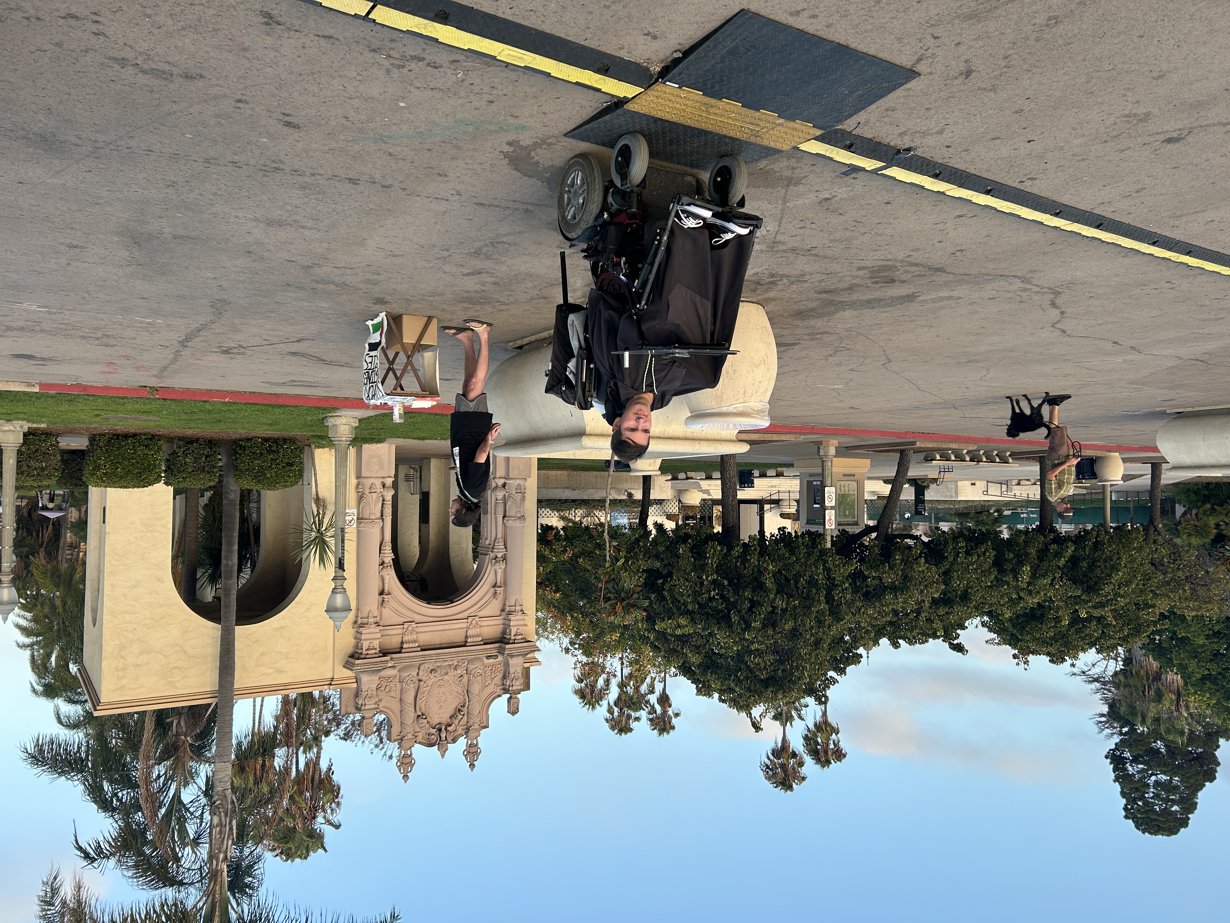 Über einen temporären Kabelkanal werden extra Rampen für Rollstühle installiert