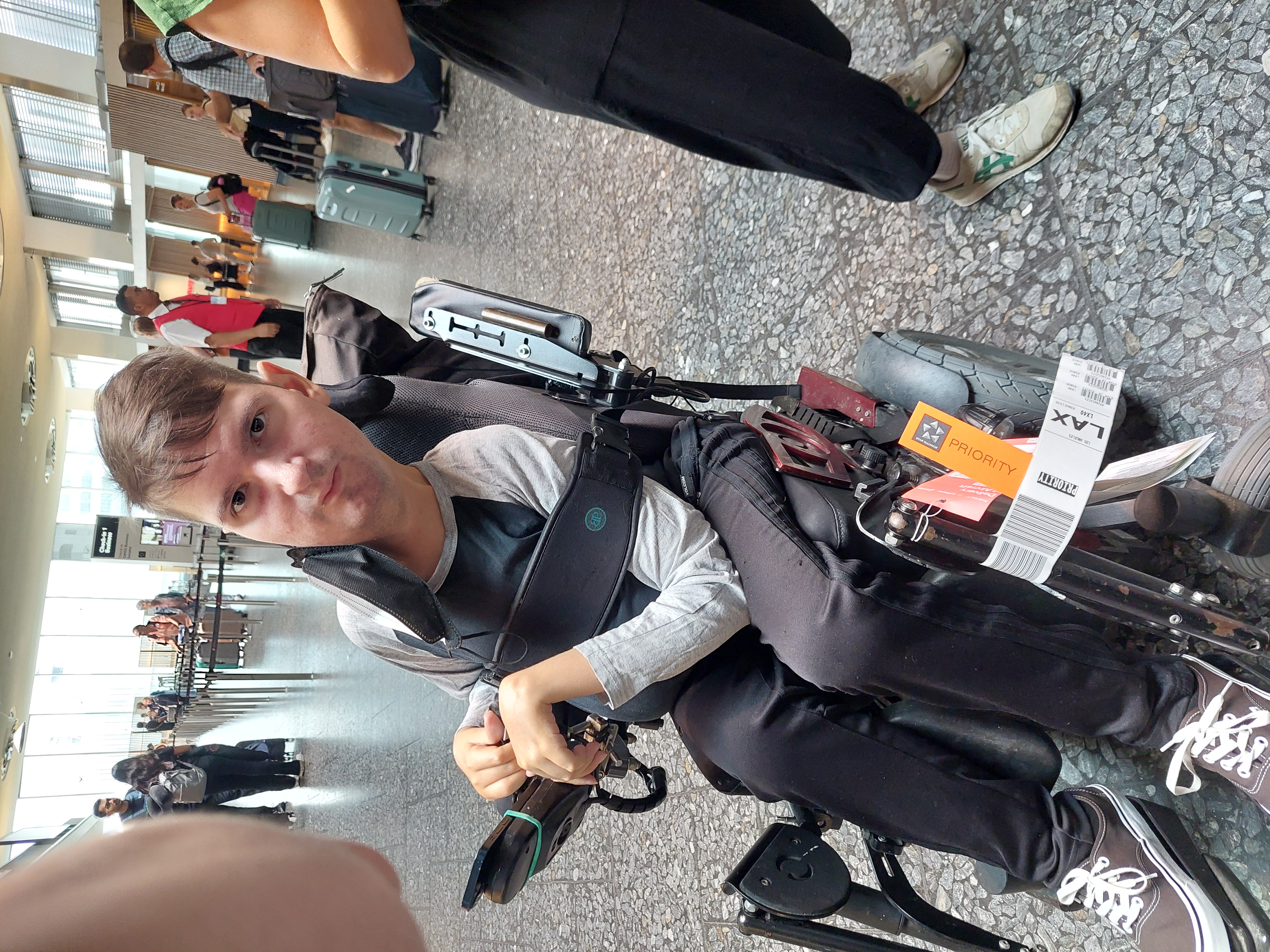 Dave mit Rollstuhl und Gepäckettikete nach LAX