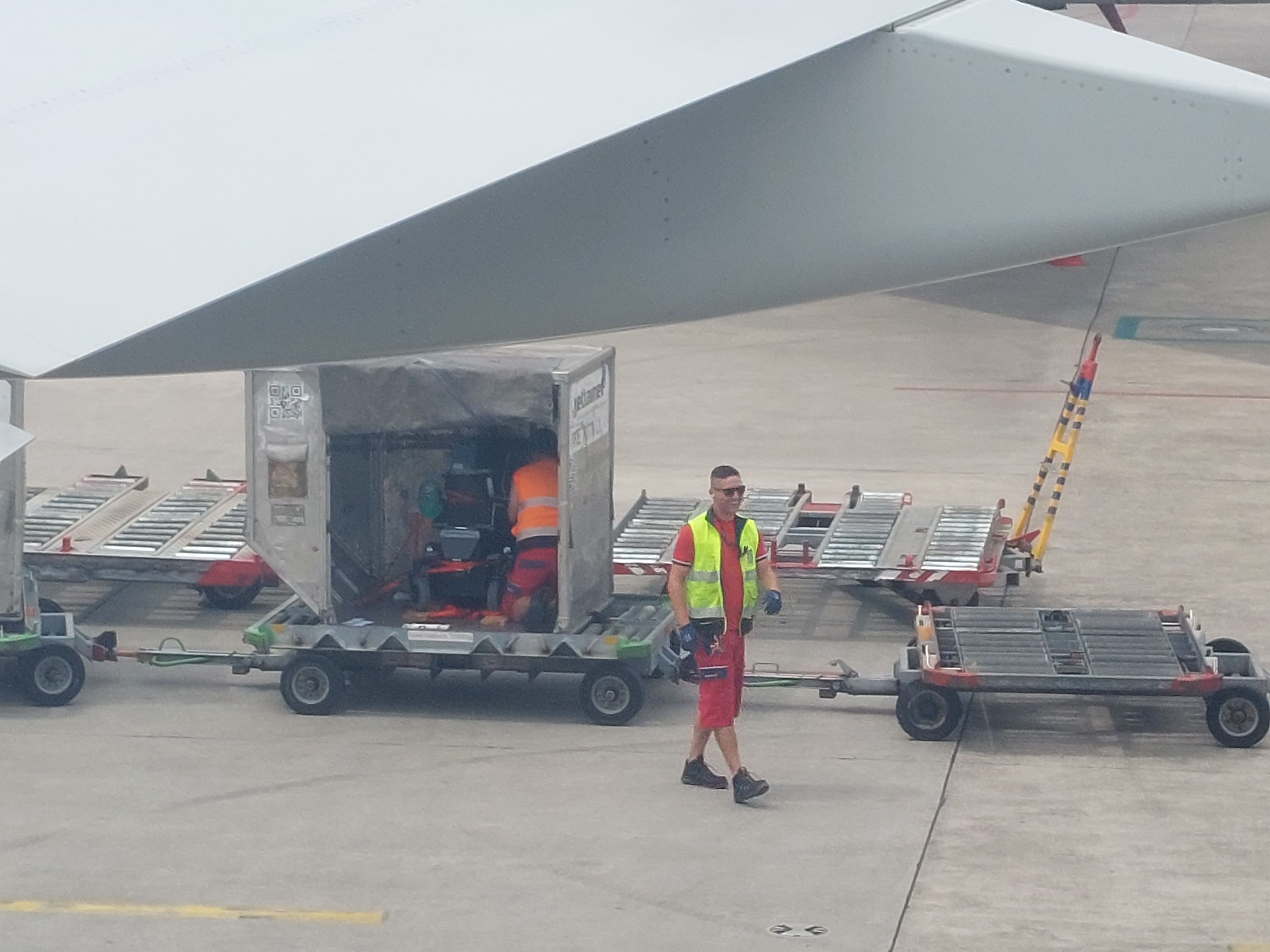 Die Stühle wurden vom Bodenpersonal per Lift heruntergebraucht und in einem eigenen Container gut verzurrt