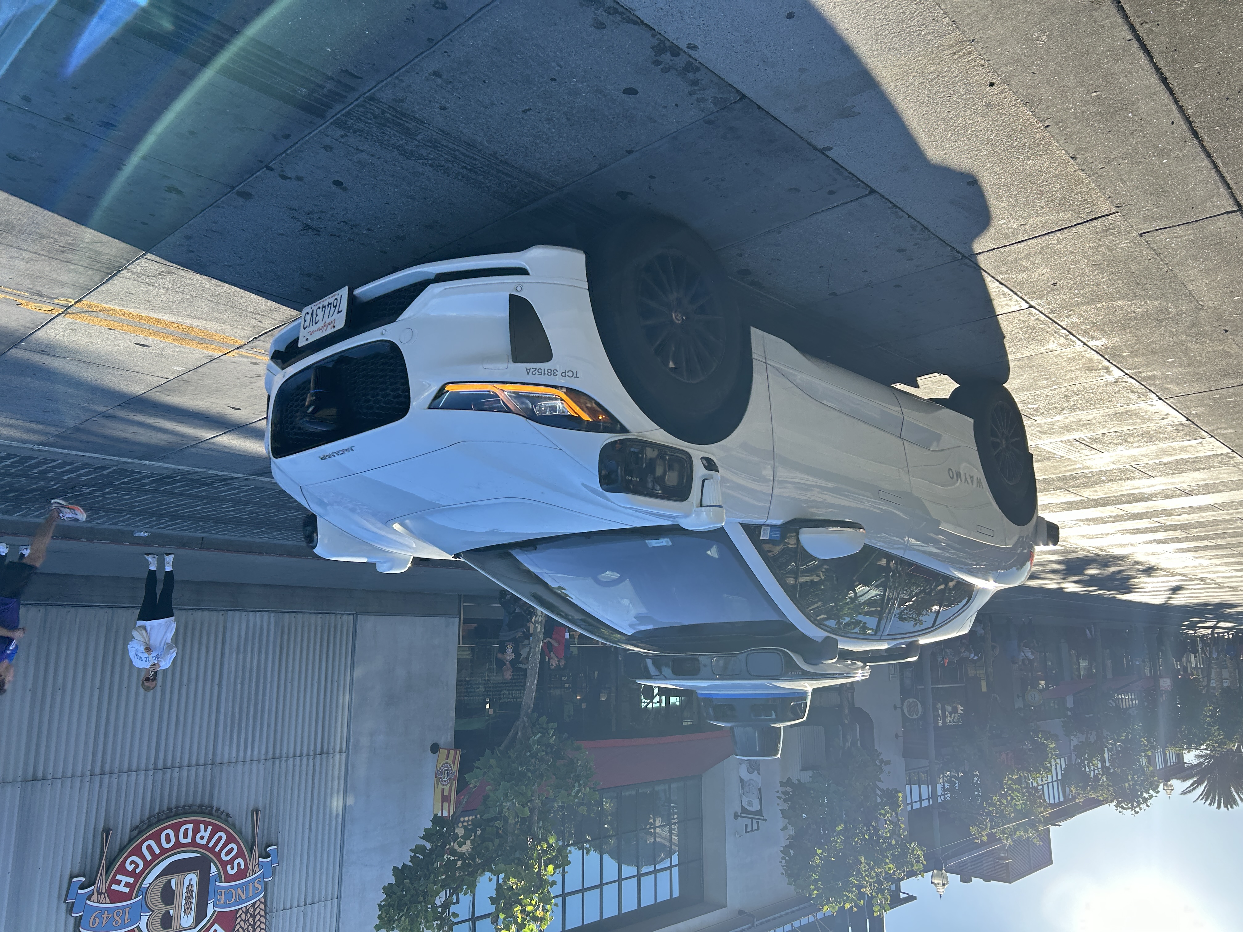 Solche automatische Taxis ohne Fahrer sind zu hunderten in der Stadt unterwegs