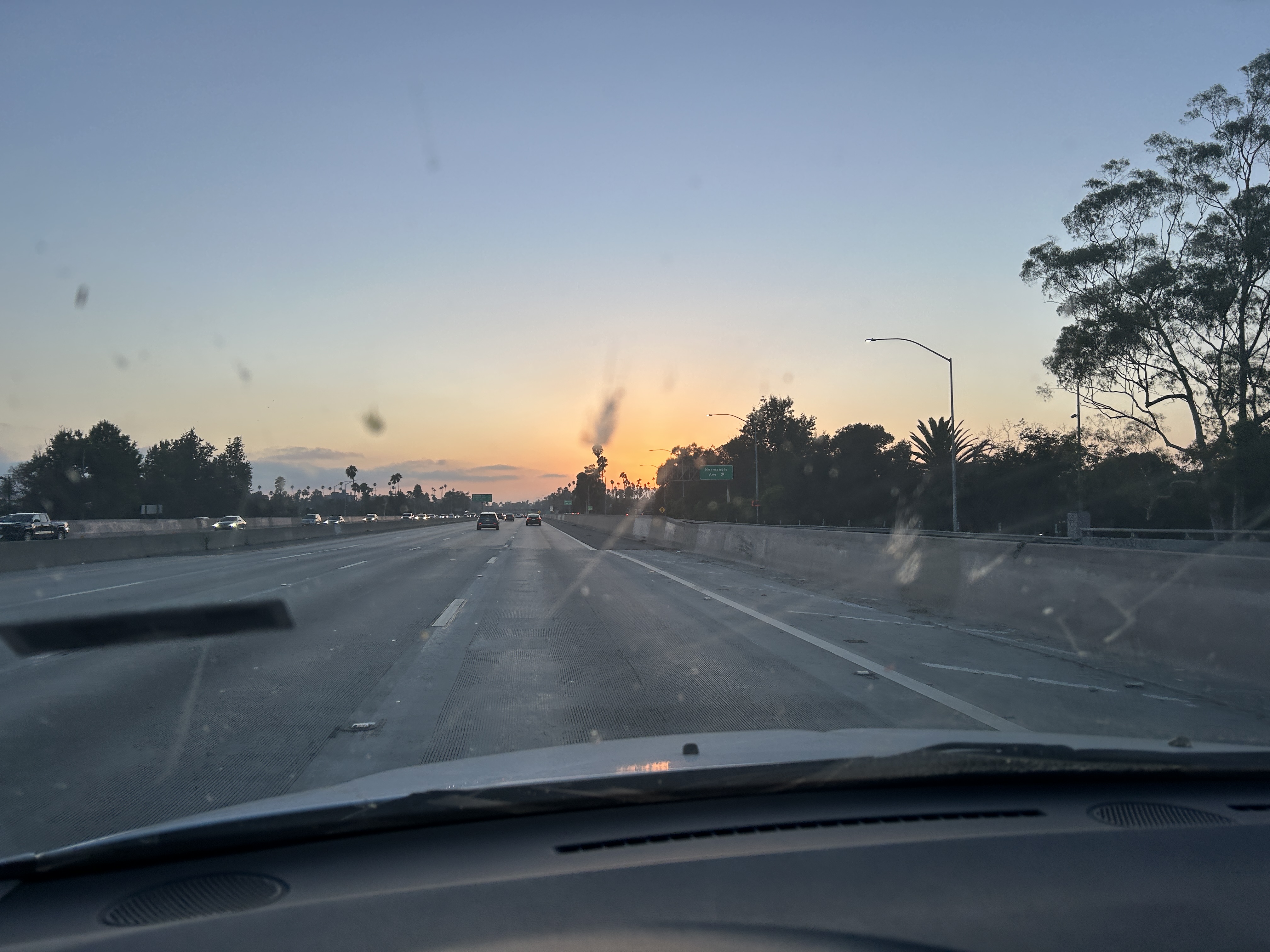 Fahrt in den Sonnenuntergang, die dreckige Scheibe kommt so besonders schön zur Geltung
