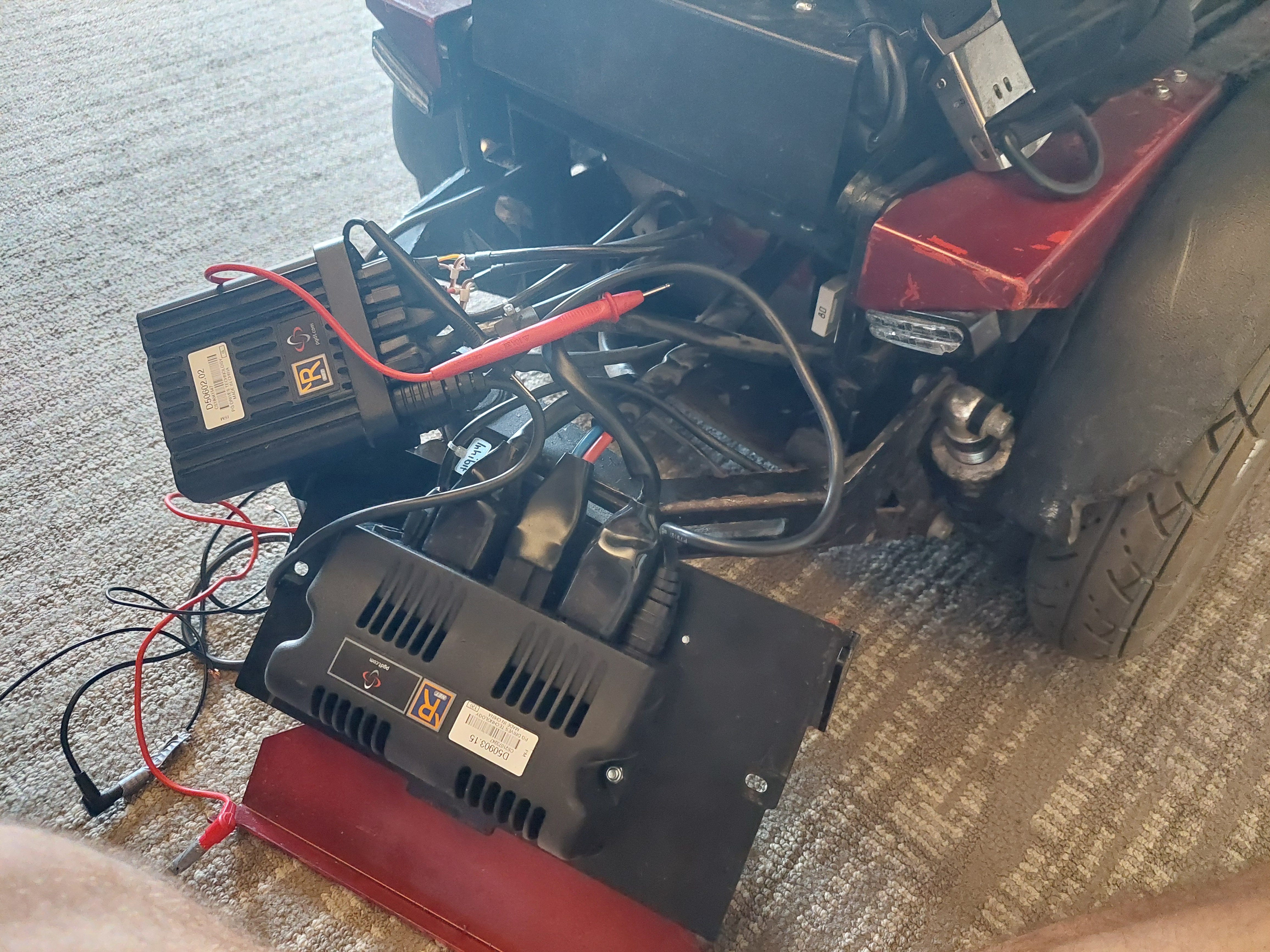 Den Anschluss der Aktuatoren haben wir mithilfe der Multimeter-Messspitzen und Draht getauscht, damit die Stützen in eine angenehme Position gefahren werden konnten