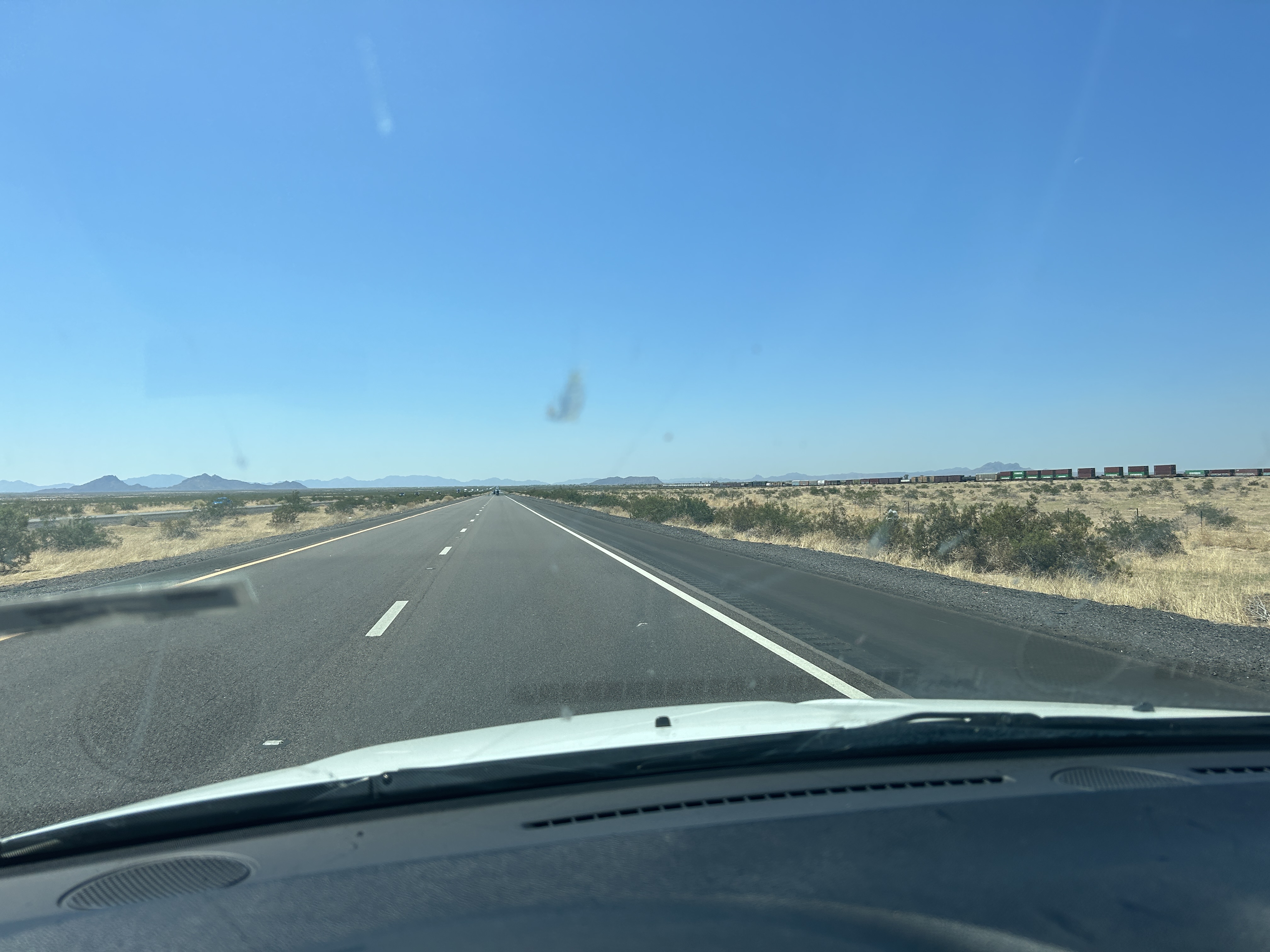 Schöne Landschaft, Güterzug rechts soweit das Auge reicht