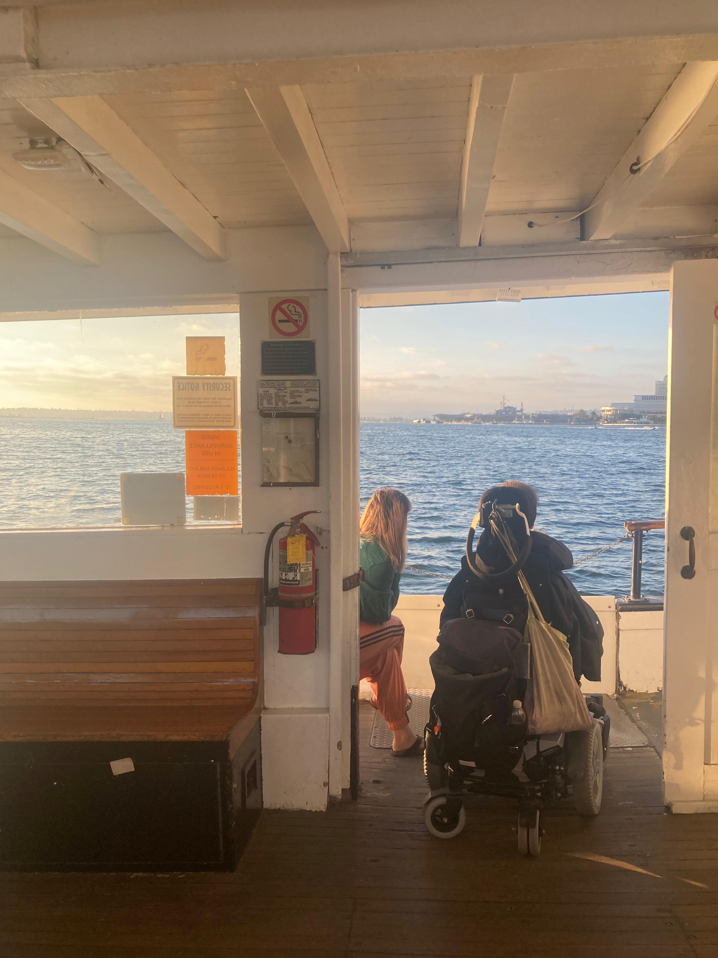 Militärschiff im Hafen der Navy im Blick