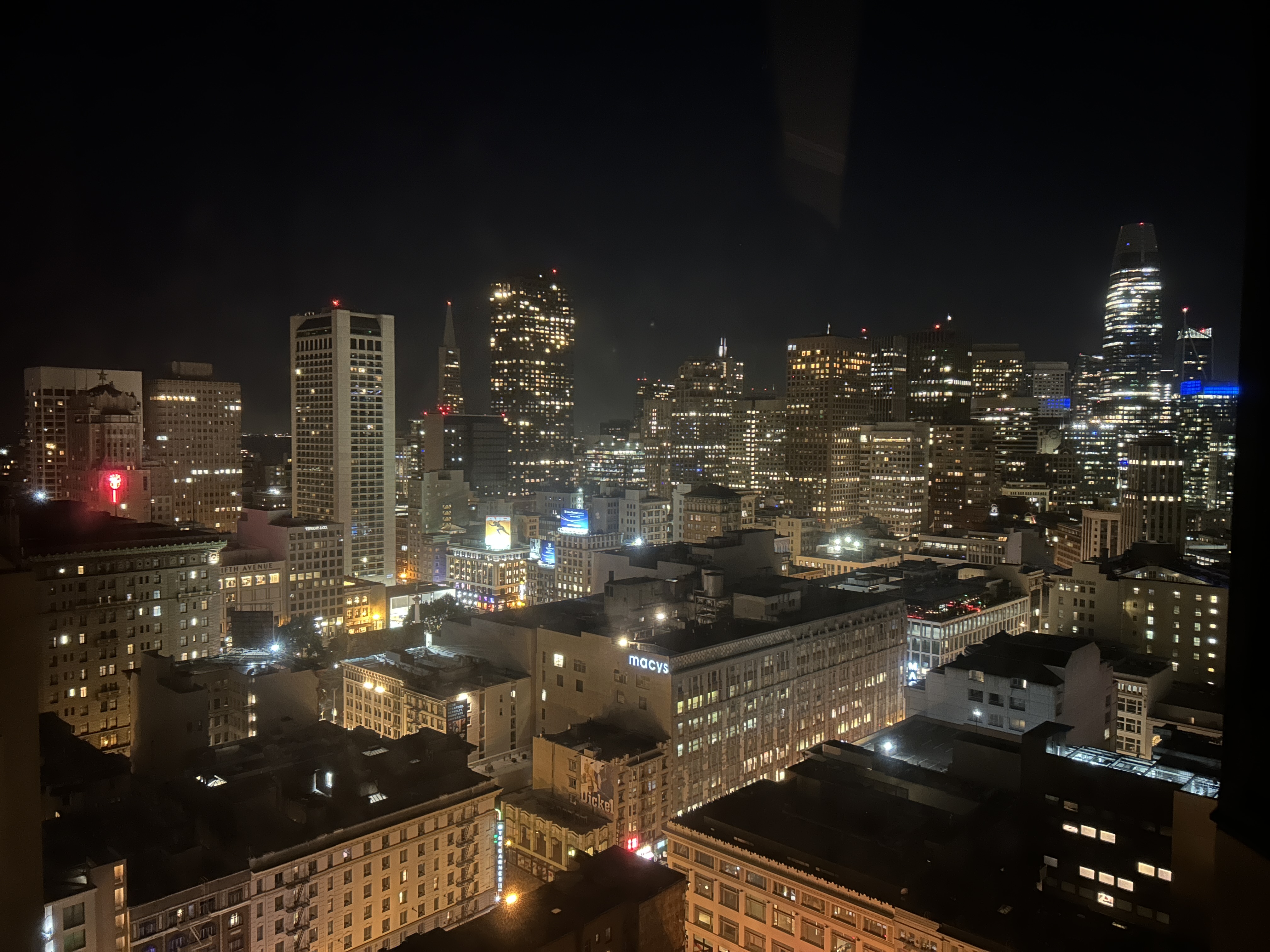 Zurück im Hotel, Aussicht aus dem Zimmer bei Nacht