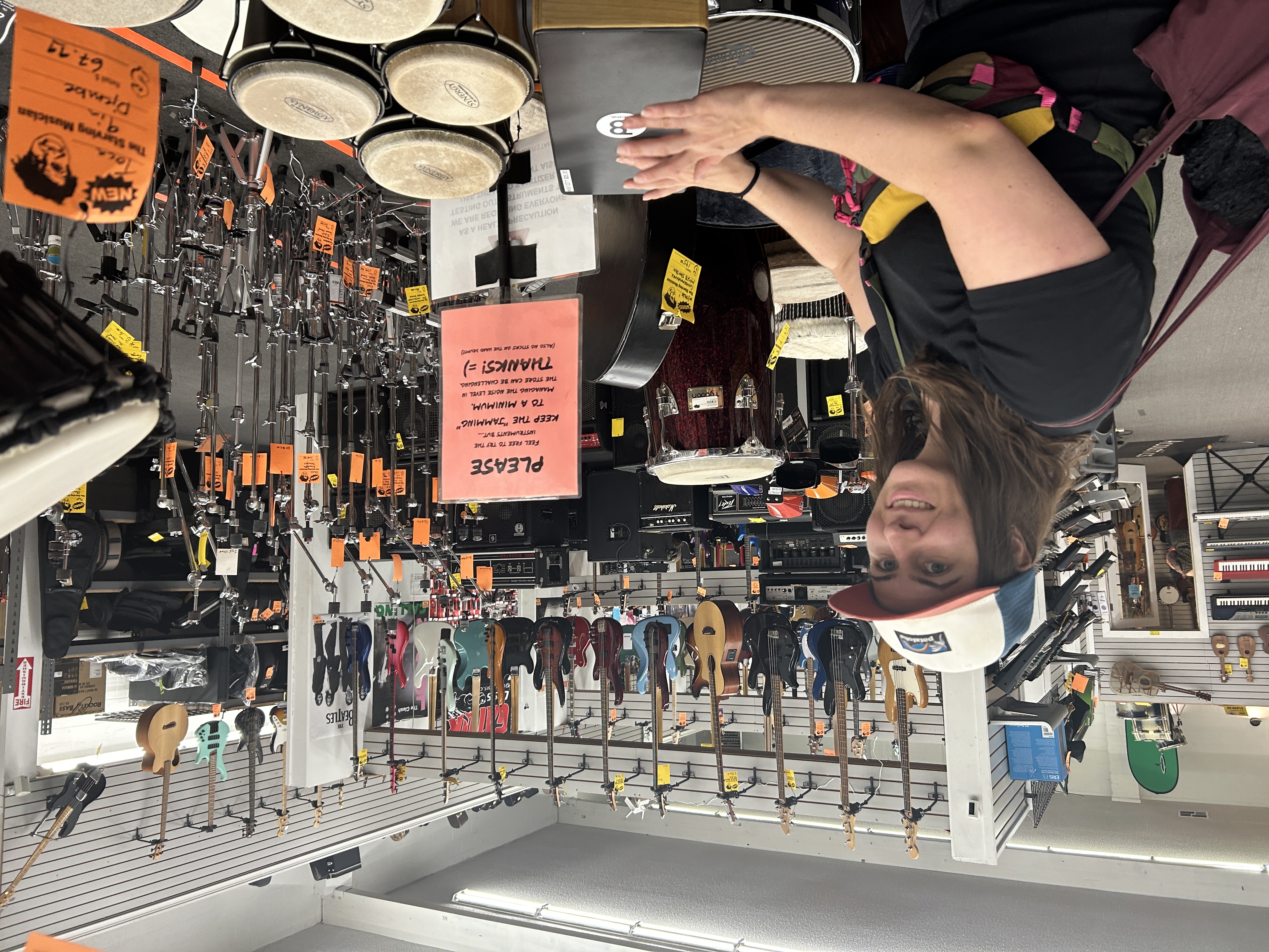 Ines im Instrumentenladen