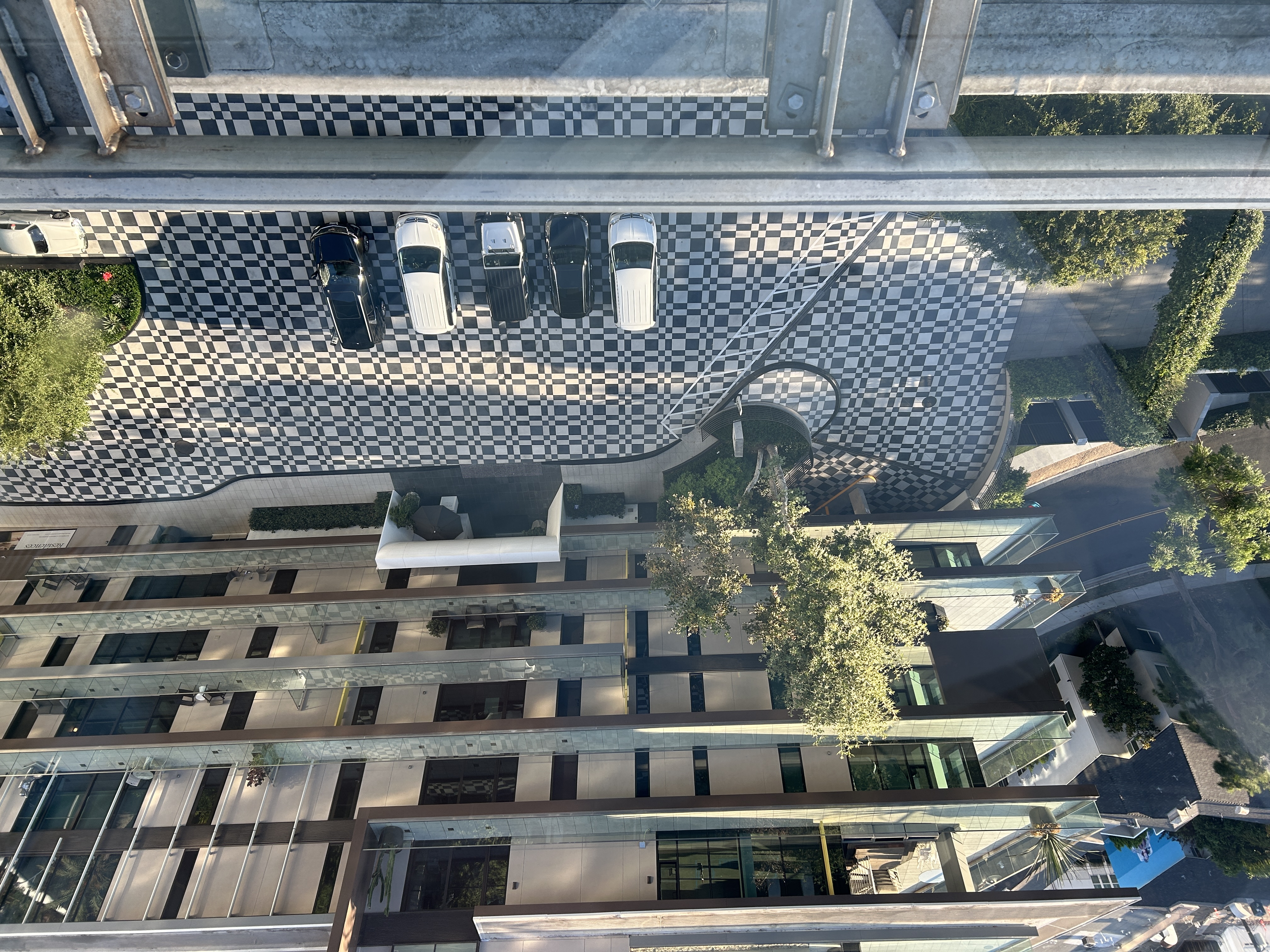 Unsere beiden Autos (weisse Vans) warten direkt vor dem Eingang