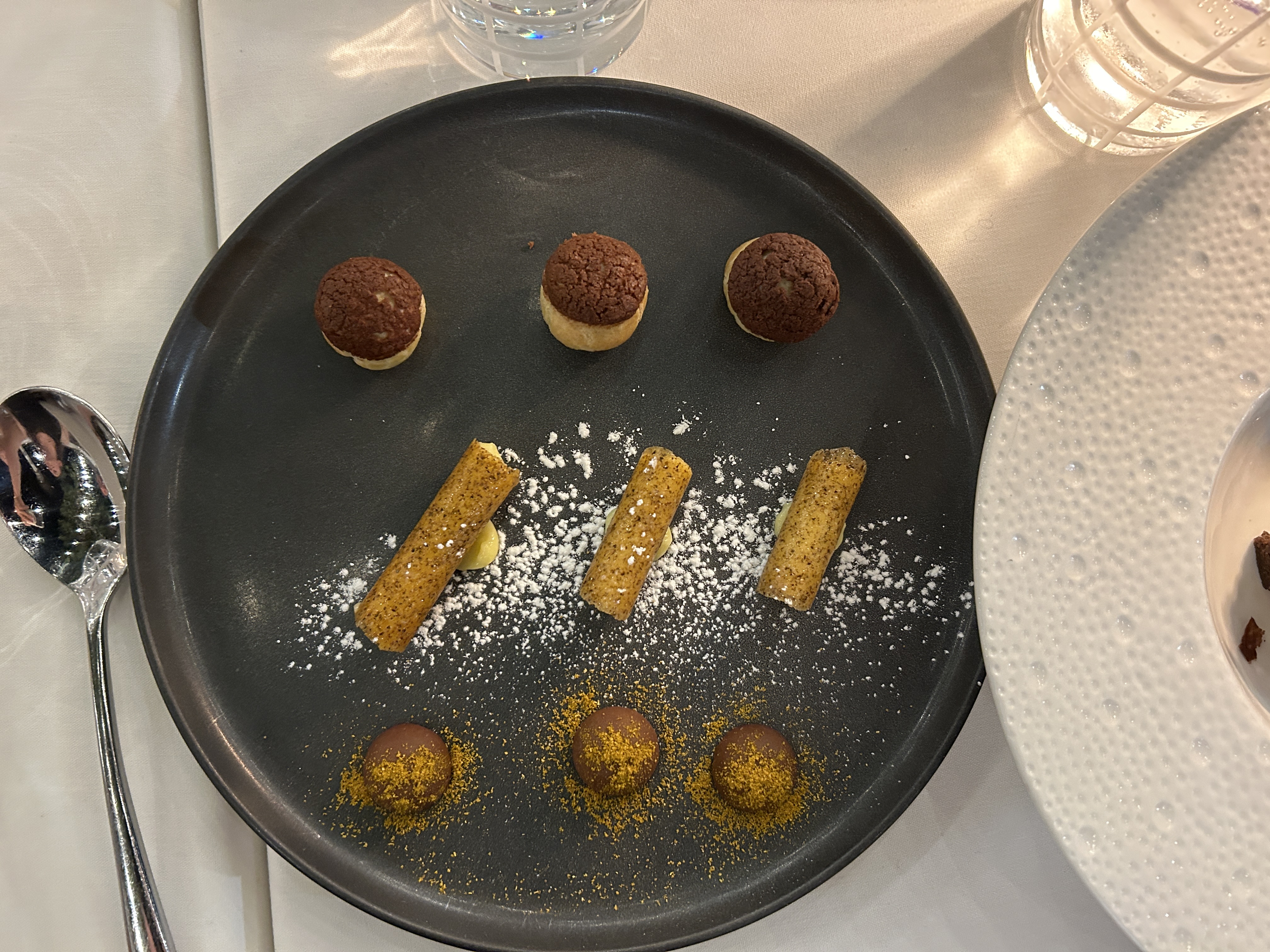 Schokoladenauswahl in einem von zwei Dessertgängen