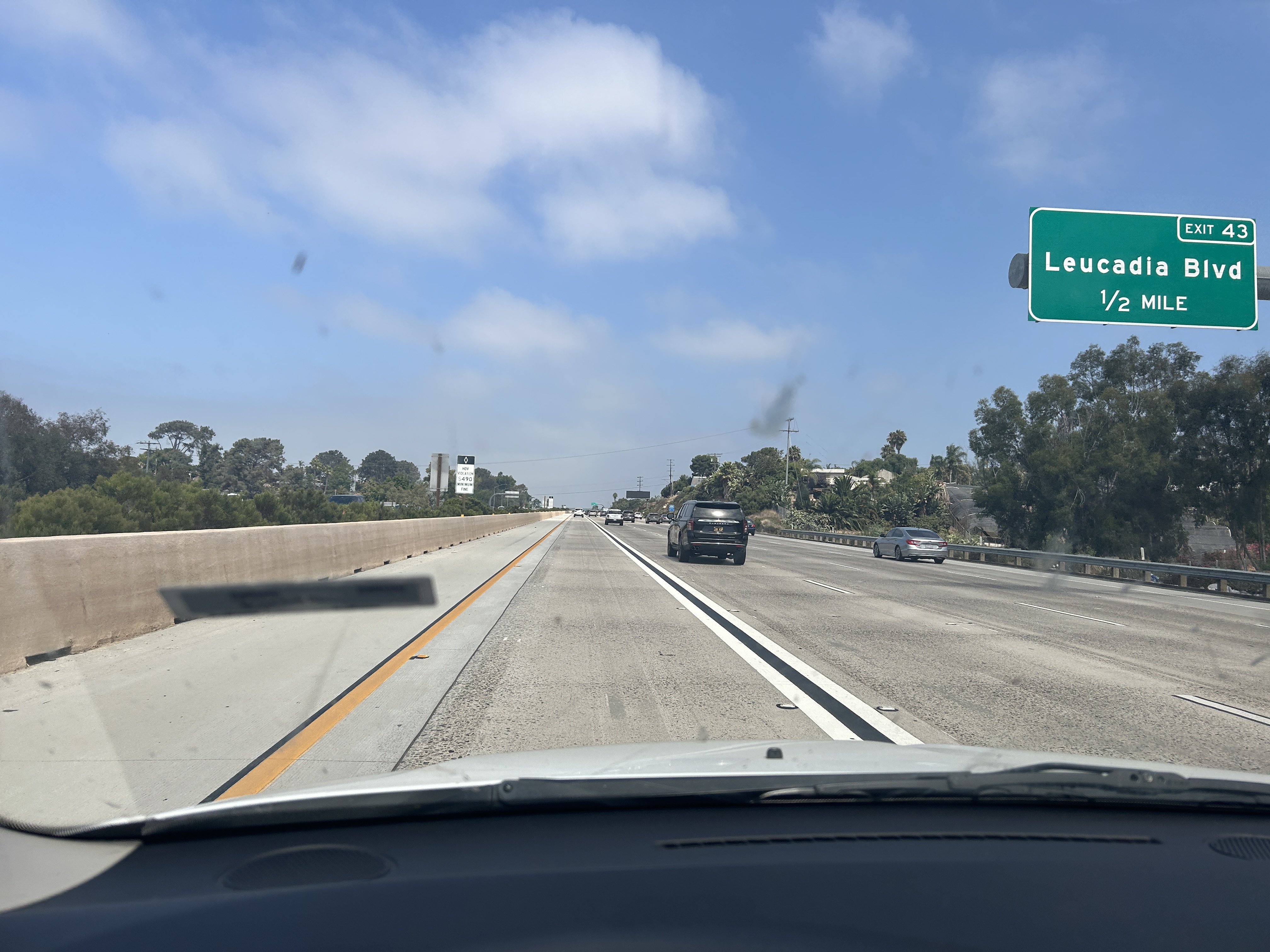Unterwegs nach Norden. Auf der “High-Occupancy Vehicle” Spur darf man fahren, wenn 2 oder mehr Personen im Auto sitzen, das wäre bei uns auch toll.