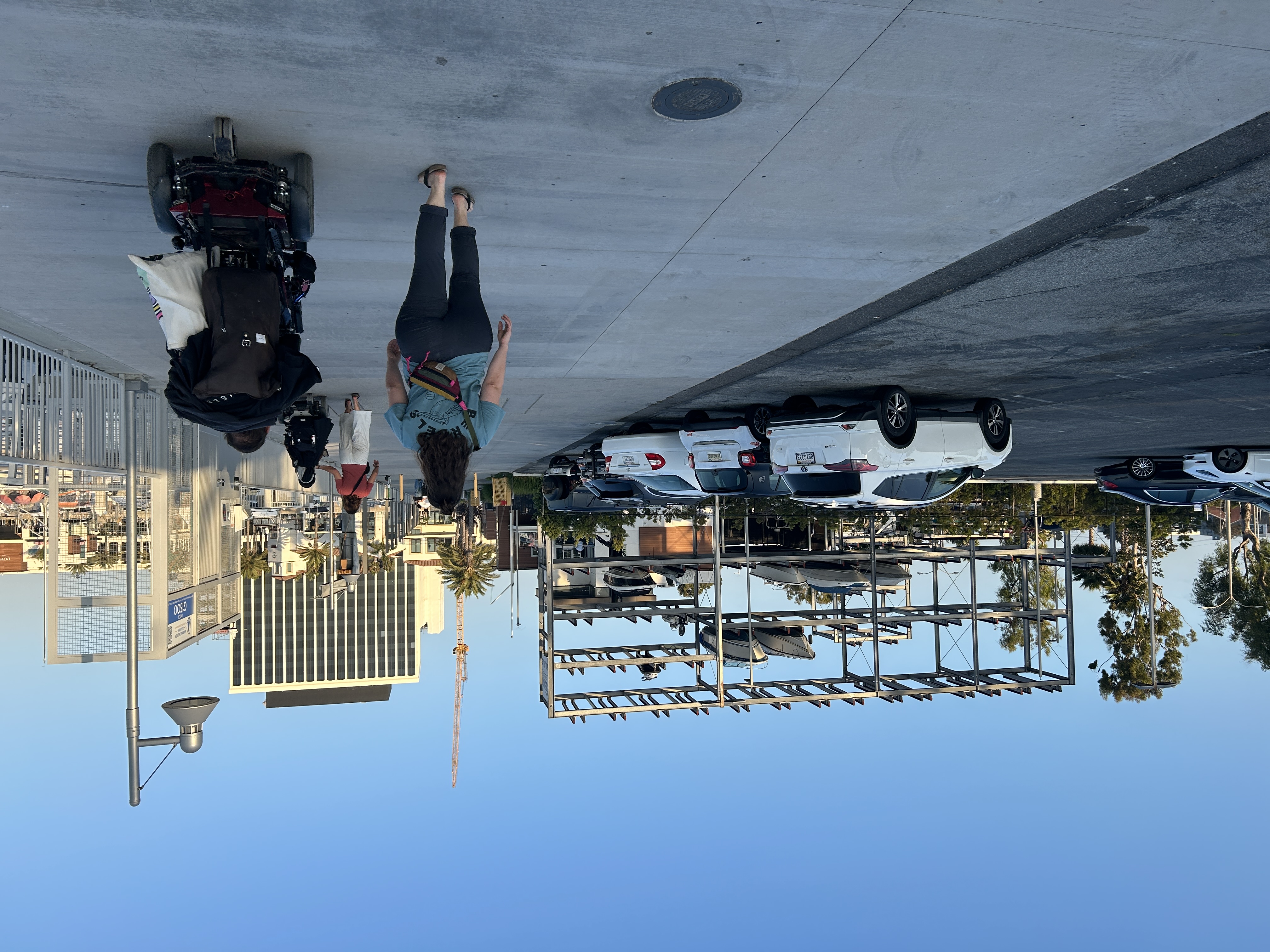 Die Boote werden zum Teil per Stapler in einem Regal parkiert